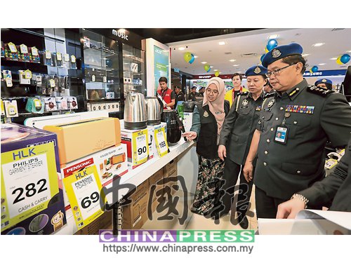 蘇海米和團隊在雙威太子購物廣場突擊檢查商家商品價格。