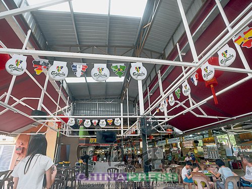 蒲種一個美食中心掛起球賽吊飾，帶動世界杯氣氛。