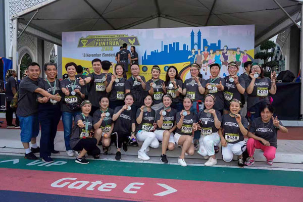 2018 绿色世界大型真人竞技趣味跑”部分参赛者合影。