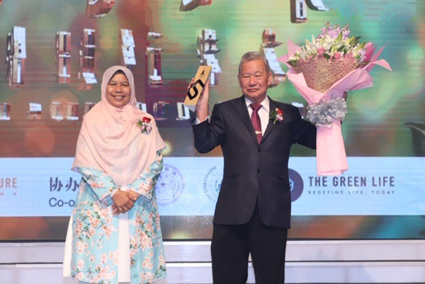 祖莱达（左）颁发环保践行荣誉奖给拿督斯里锺秉顺。