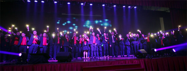 众理事在台上高举手机并亮灯，以带动大家唱2首感恩歌曲，分别是《感恩的心》及《传灯》 以示《感恩忠礼》，顿时掀起大会高潮。