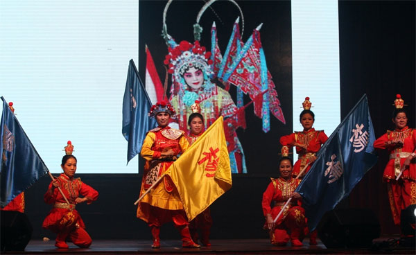 大会晚宴也准备了一系列的精彩表演。表演者在饰演《杨门女将-穆桂英》这部古典舞台剧。
