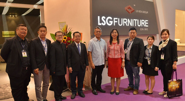原产业部长YB郭素沁（右4）参观LSG Furniture Sdn Bhd的展位，该公司是Lii Hen Industries Bhd属下的子公司。她由马来西亚木材工业局主席黄德（左5），马来西亚家具 总会会长蔡春才（左4），以及马来西亚木材理事会首席执行员俞端庄（左3）陪同。