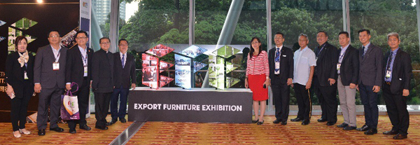 YB郭素沁（右7）到访于吉隆坡会展中心举办的2019年国际出口家具展，由马来 西亚木材工业局主席黄德（右5）陪同前往。同行的还有马来西亚家具总会会长兼国际出口家 具展有限公司主席蔡春才（左5），以及马来西亚木材理事会（MTC）首席执行员俞端庄（左 4）。