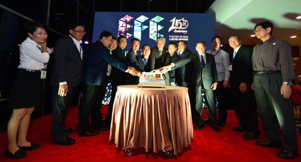 蔡春才（左7）和拿督卢成全（左8）与马来西亚家具总会董事们共同见证并理行 EFE 15周年切蛋糕祝酒仪式。