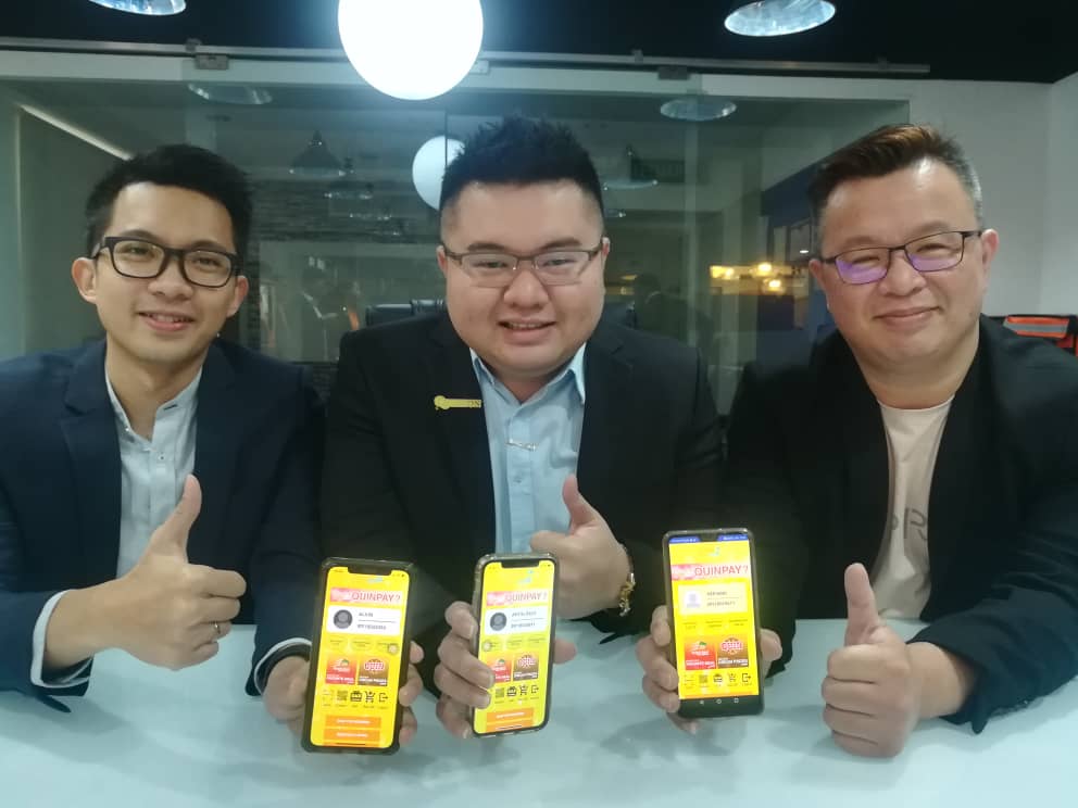 黄浚杰（左起）、陈光耀和林喜盛，希望协助更多中小型企业，把业务拓展到线上。
