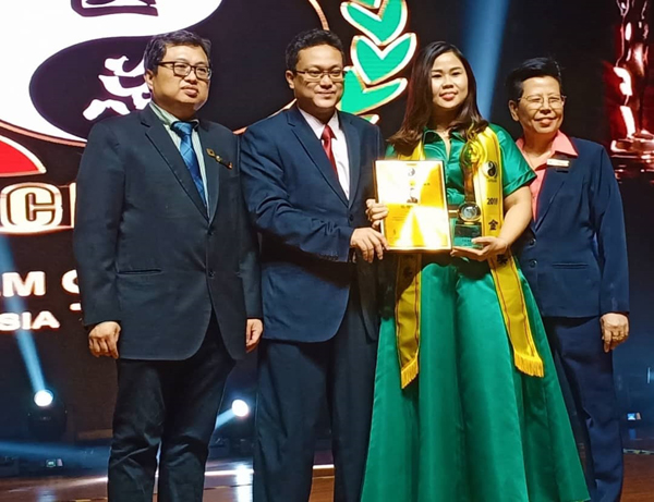 王荿达教授（左2）颁发卓越成就贡献奖给予来自马六甲的陈煊婷博士（右2）。左为黄保国及右为张润霞。