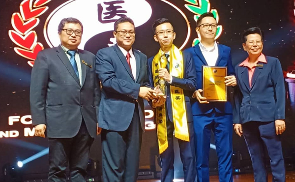 王荿达教授(左2)颁发荣获中医药保健最佳品牌奖-立金有限公司得主罗德仁(左3)及罗德敬（左4）。