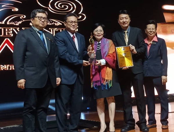 王荿达教授颁发荣获社会企业责任贡献奖给砂拉越会议局，由董事陈洁玉教授（左3）及陈怡（左4）代表领奖。
