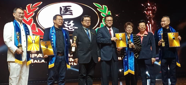 王荿达教授颁发（左4）荣获手法医学名师大奖，左起拿督粱原彰、梁原铭、萧凤仪及拿督斯里粱润江。