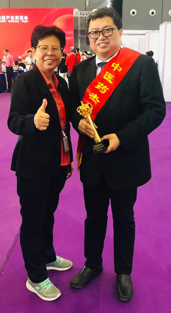 医总署理总会长张润霞博士（左）向黄保国道贺。