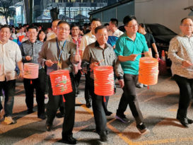 巴生中华独中中秋园游会  2千人提灯踩街游行