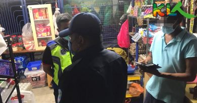 搭建屋棚养鸡卖货    霸占住宅区操场  罚！