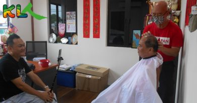 刘天球直播落发  抗议后门政府违民意