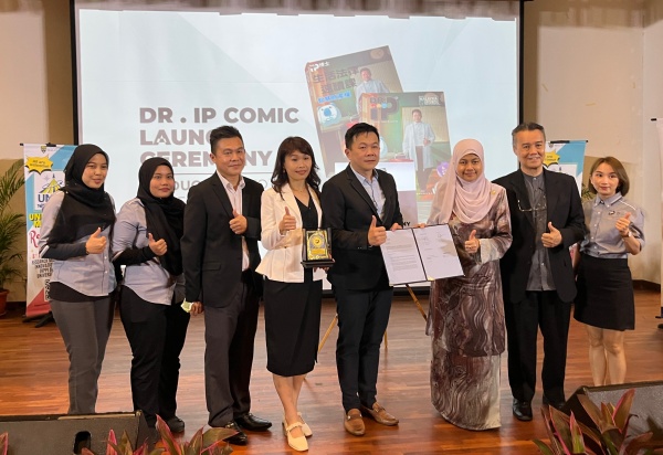 拿督锺汉光院士（左5）与拿汀周美琴（左4）率领iTrademark团队与马来亚大学副校长见证签署MOA（协议备忘录）开心合影。
