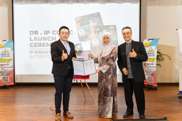 《IP博士》英文版由马来亚大学出版并获得重视与认可。左起为拿督锺汉光院士、马来亚大学副院长（研究与创新）莎莉扎以及马来亚大学出版社总监Adam Wong Abdullah在新书推介礼上见证MOA协议备忘录。
