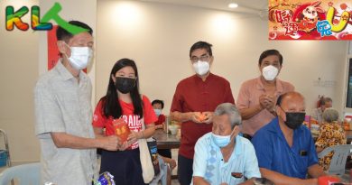 林怡威联合双溪威村委 赴老人院派红包