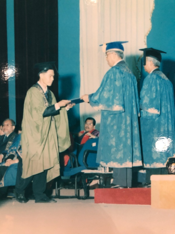 锺汉雄博士在2001年毕业于马来西亚国立大学大众传播学士学位（BA），2019年取得法国Riviera University工商管理硕士学位（MBA），2022年完成马来西亚林国荣大学工商管理博士学位（DBA）。