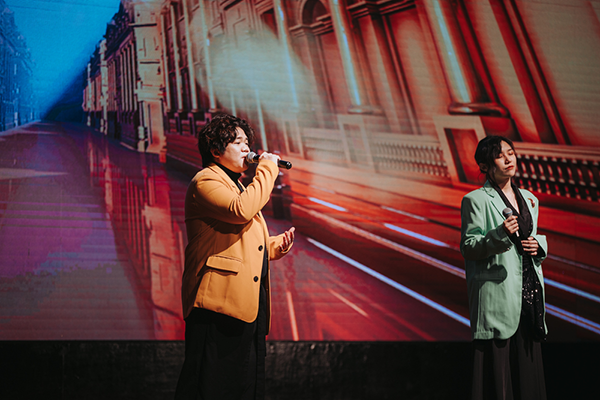 JinV Academy 的 Brian Chong 及 Penny Chan 演唱了3首曲子，让大家听出耳油。