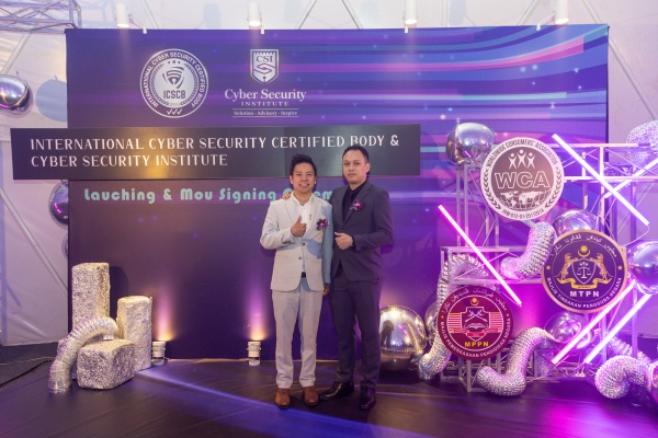 陈炳权（左2）与周健辉并肩作战，望提升大众对于网络安全的认知，促进行业的发展。
