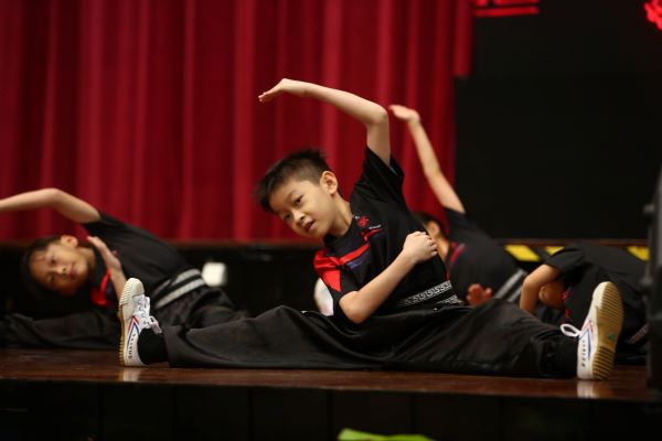 Kiddo Learning Academy的学生带来动感十足的武术表演。