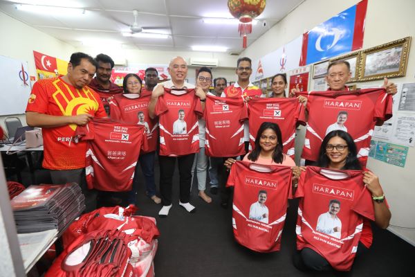刘永山（第二排左3）和峇峇萊都（第二排左5）连同竞选团队展示印有“爸爸来咯”口号的T恤。
