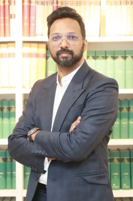 峇卡斯是名专业律师，在2017年成立个人律师事务所Preakas & Partners。