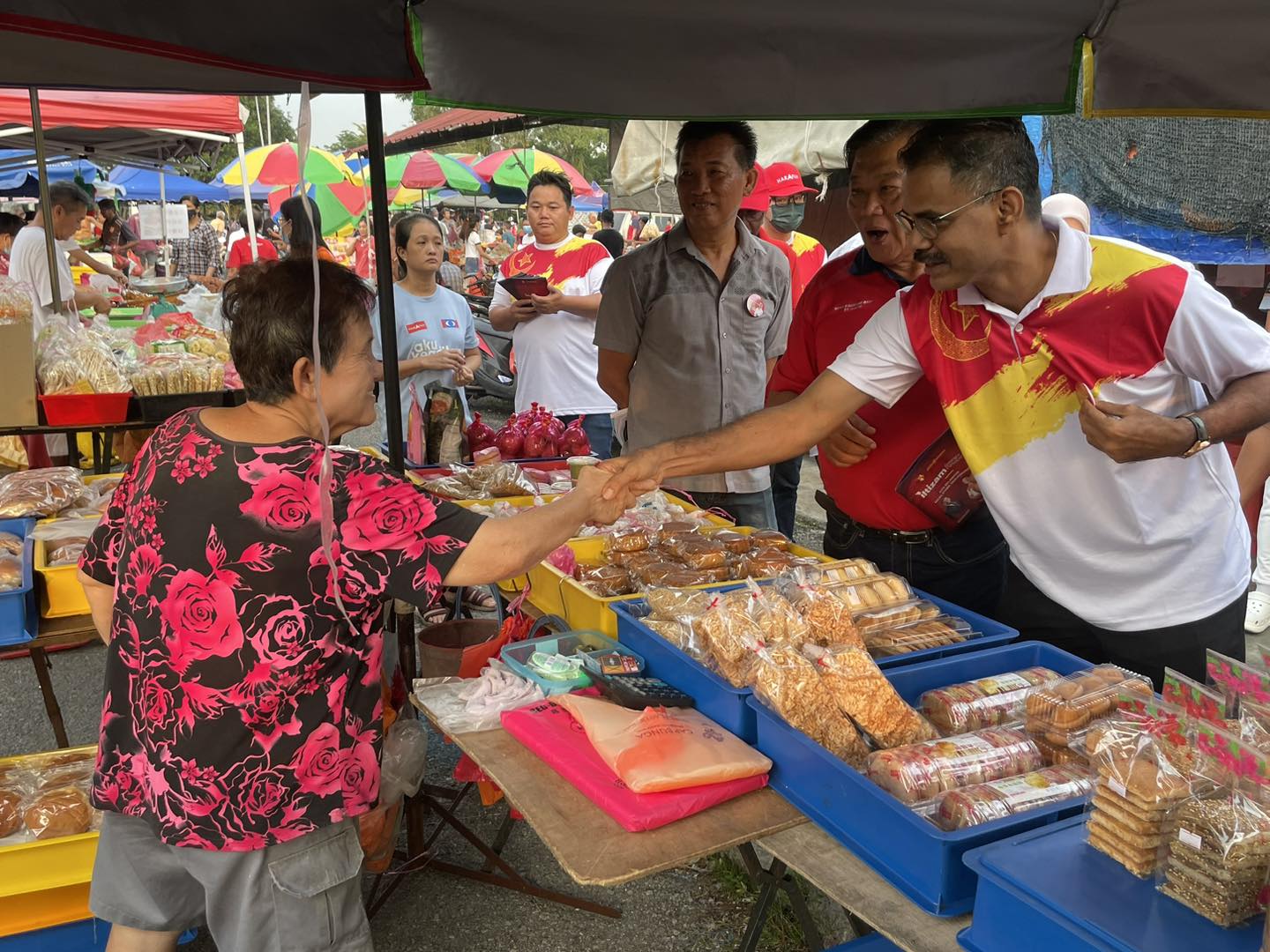 峇峇萊都来到仁嘉隆新村向村民和小贩拜票，获得他们热烈欢迎。