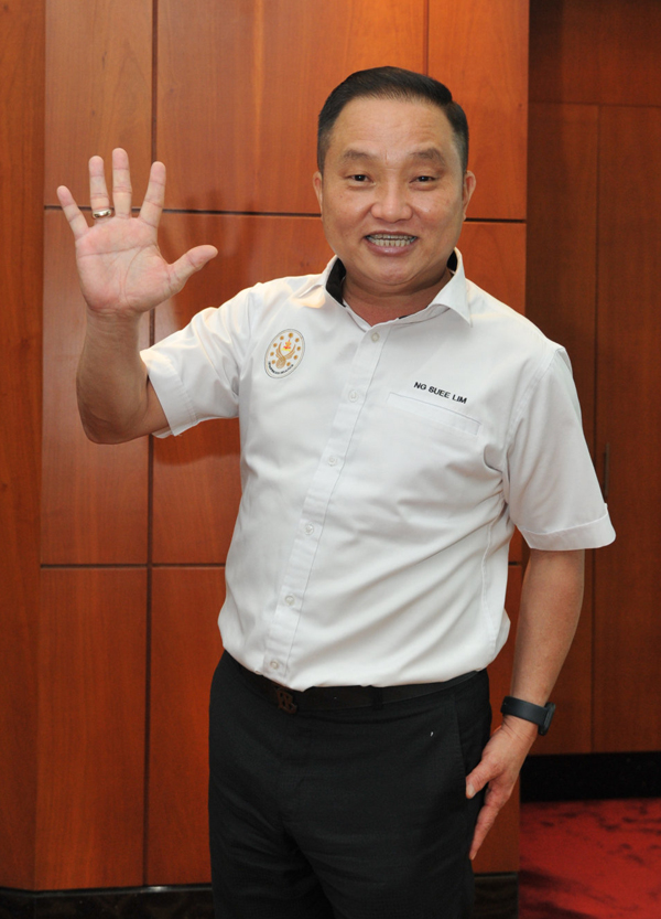 黄瑞林今届以“Give me five！”的口号和手势作为竞选招牌。