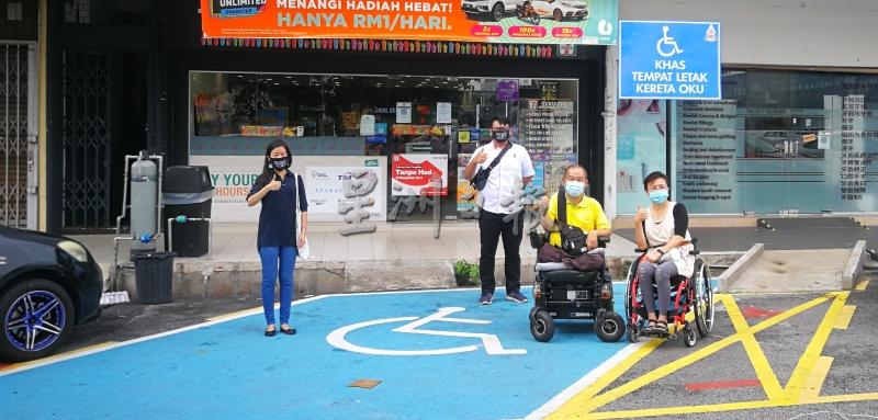 林怡威（左）与官员到不同商业区实地勘察后，市政厅增设了多个残障人士泊车位。