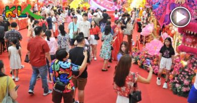 游子不返乡． 游客涌入城    隆市  在地过年也热闹