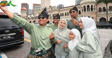 穆斯林开斋节聚会 去独立广场拍全家福