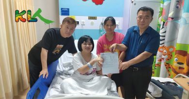 善心组织送暖 加影2人受惠