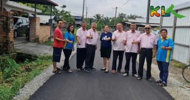 万津浮罗居协 感谢洪俪容申请铺路