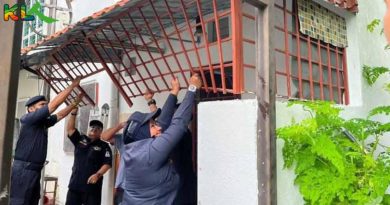 业主排水沟上违建 士拉央官员上门拆