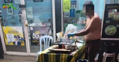 男子赤膊卖汉堡 引诟病 网民吁卫生部前来取缔