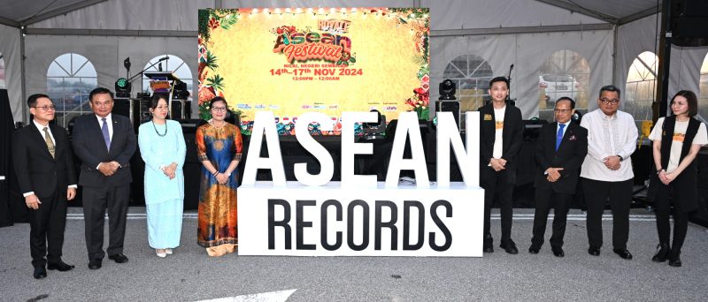 众位贵宾为《东盟纪录》(ASEAN Records)主持推介仪式。