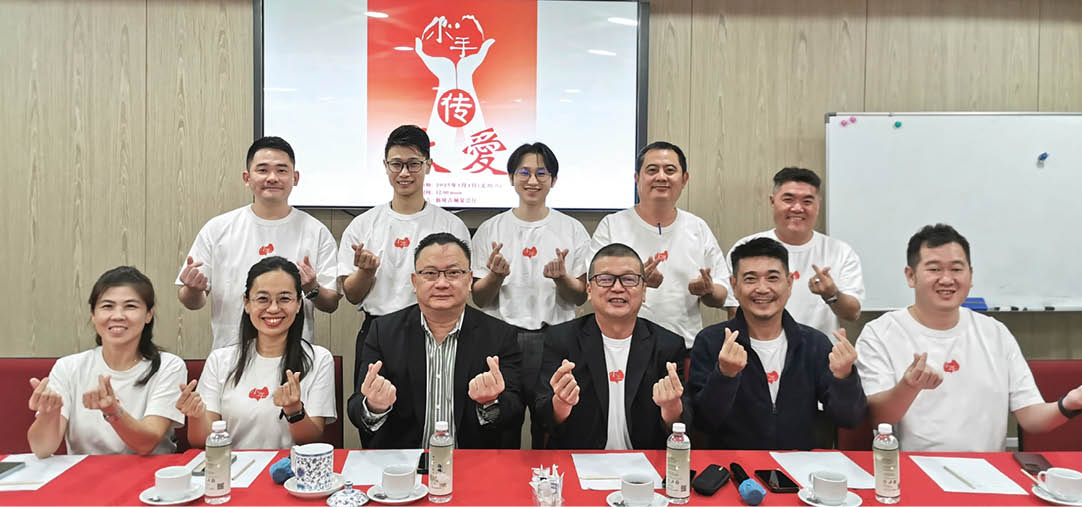 大会呼吁各界善心人士踊跃参与;前左起为刘美清、谢爱美、许国栋、陈峋吉、黄天祥、姚景益、后左起为曾伟铨、李兴元、李兴炎、王生木及施财兴。