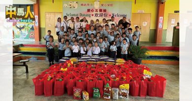 善心组织捐食物篮 精武华小贫困生受惠