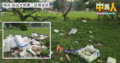 小贩非法摆摊 乱丢垃圾 公园惨沦“垃圾公园”