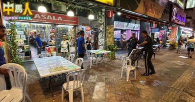 小贩占用人行道摆摊 隆市局取缔 居民赞好