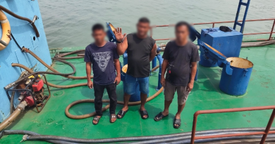 截查违规货船 船长及2船员被扣查