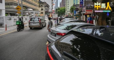 泊车虫  非法收泊车费  业者：投诉也没用，习惯了