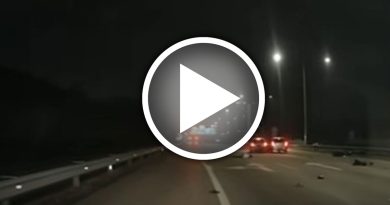 2骑士飙摩哆摔倒 3车避不及连环撞