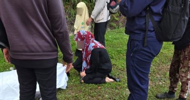 摩哆撞路旁 赶上班技工惨死 家人跪地痛哭