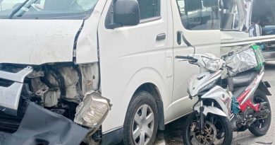 恐怖6车连环撞！2摩哆骑士被撞飞