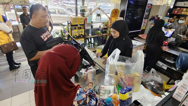 居銮民众涌入超市使用援助金，导致系统不堪负荷，出现短暂瘫痪。