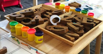 3岁童朝她头扔水 幼教师落泪 “是我教育工作者的失职”