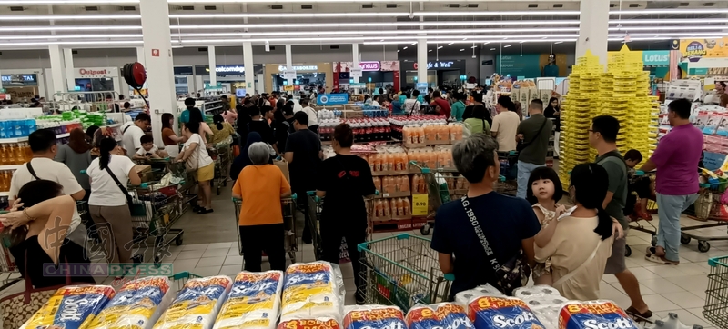 国庆日也是100令吉援助金使用首日，吉隆坡蕉赖LOTUS挤满购物人潮。