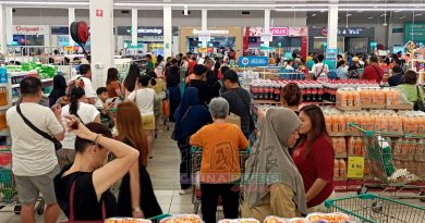 RM100援助金启用首日 人潮涌超市 系统大宕机